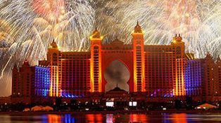 La espectacular apertura de un hotel 6 estrellas en Dubai convoc&oacute; a famosos