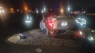 Rescataron a dos hombres que quedaron atrapados tras un vuelco