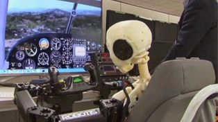 Un robot humano cruza el océano en avión como si fuese un pasajero más