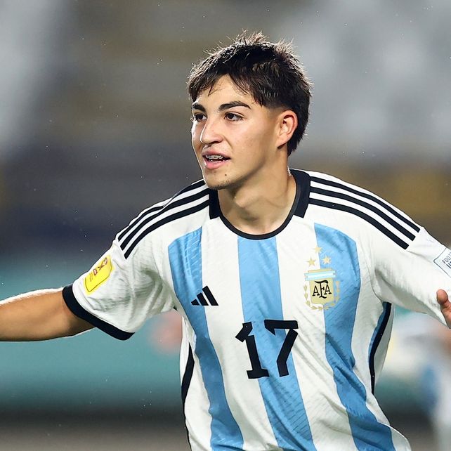 Acuña juega en selecciones juveniles de AFA.