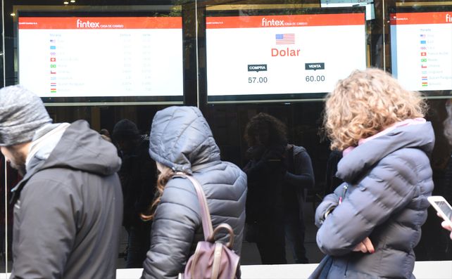 El dólar cerró a 59,5 en la city rosarina tras una jornada marcada por la tensión