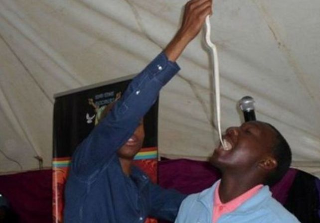 Pastor obligaba a fieles a comer serpientes vivas