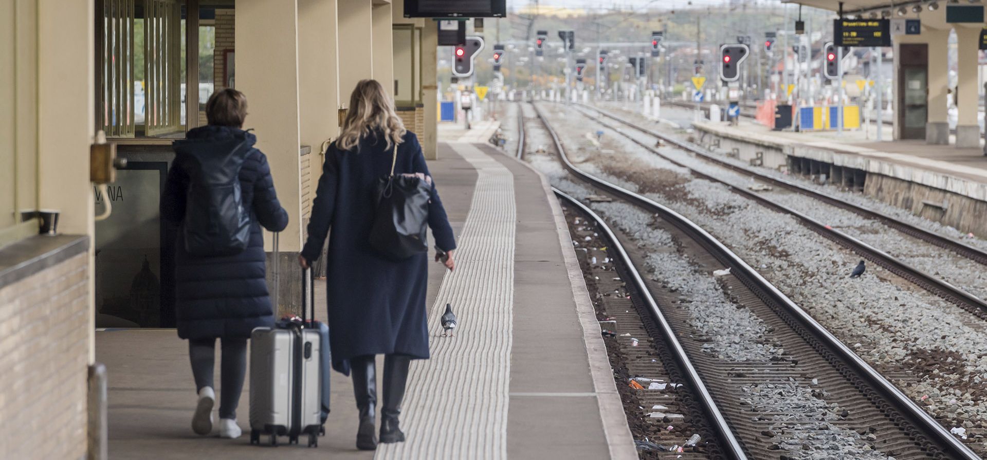 Dos mujeres caminan en una plataforma desierta en la estación de tren de Bruselas-Norte en Bruselas, el miércoles 9 de noviembre de 2022. Una huelga nacional por el aumento del costo de vida causado por la inflación descontrolada y los aumentos masivos de las facturas de energía relacionados con la guerra en Ucrania paralizó el tráfico terrestre de gran parte de Bélgica.
