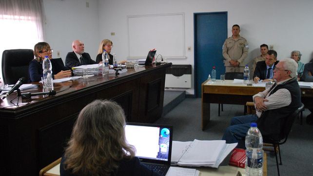 Sala de audiencias del TOF de Concepción del Uruguay en el comienzo del juicio. Sentado frente al estrado