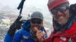 Nieve y viento. Arana (a la derecha) sonriente y junto a un otro integrante de la expedición argentina.