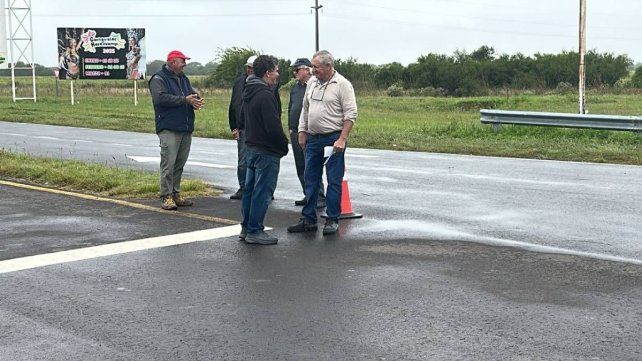 Vecinos autoconvocados se reunieron en el cruce de las rutas para visibilizar el reclamo por mejoras en seguridad vial. El viernes hubo un choque fatal en la zona.