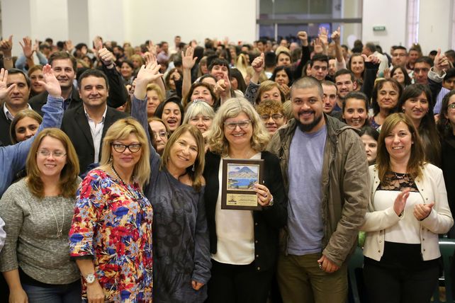 Con la plaqueta. La ministra Balagué junto a estudiantes