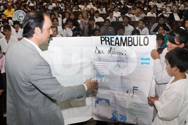 Más de mil estudiantes santafesinos juraron respetar la Constitución Nacional