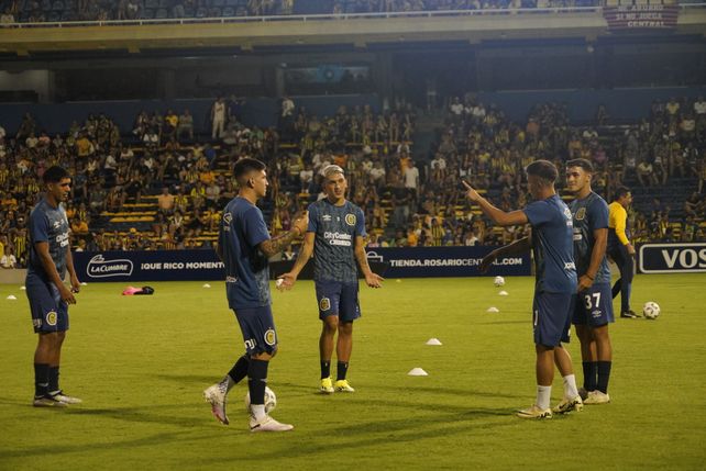 Los jugadores de Central realizan movimientos previos