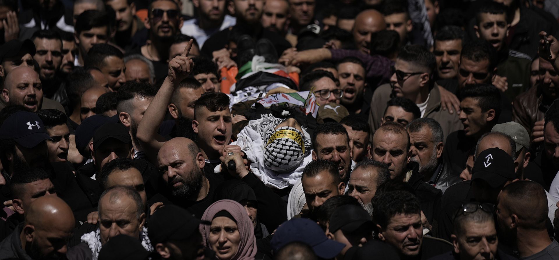 El cuerpo de Muhammad Abu Bakr es llevado durante su funeral en la ciudad cisjordana de Nablus, el lunes 3 de abril de 2023. Dos hombres palestinos fueron asesinados por tropas israelíes en una incursión del ejército en la ciudad ocupada de Naplusa, Cisjordania el lunes, el dijo el Ministerio de Salud Palestino. (Foto AP/Majdi Mohamed)