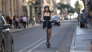 Es obligatorio que circulen por las bicisendas, con casco, luces y a no más de 25 kilómetros por hora. Y deben ajustarse a las normas de tránsito.