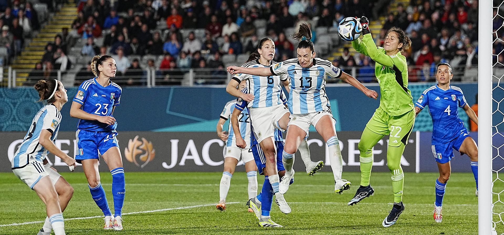 La arquera de Italia Francesca Durante salva un balón durante el partido de fútbol del Grupo G de la Copa Mundial Femenina entre Italia y Argentina en Eden Park en Auckland, Nueva Zelanda, el lunes 24 de julio de 2023. (Foto AP/Abbie Parr) La arquera de Italia Francesca Durante salva un balón durante el partido de fútbol del Grupo G de la Copa Mundial Femenina entre Italia y Argentina en Eden Park en Auckland, Nueva Zelanda, el lunes 24 de julio de 2023. (Foto AP/Abbie Parr)