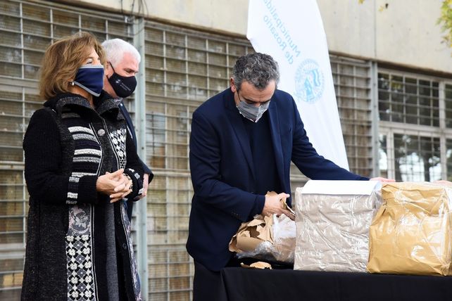 El intendente Javkin abrió ayer los sobres de licitación.