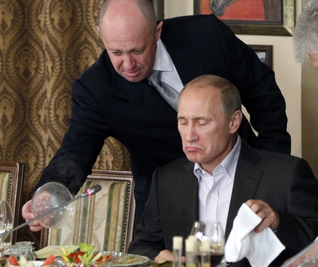 Prigozhin sirve a Putin en el Kremlin en noviembre de 2011. Luego creó la empresa mercenaria Wagner.