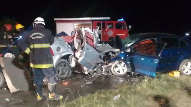 El Chevrolet Astra y el VW Vento quedaron totalmente destrozados tras el violento impacto frontal.&nbsp;