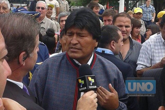 Juan Evo Morales paseó por Paraná y estuvo en la Catedral con la gente