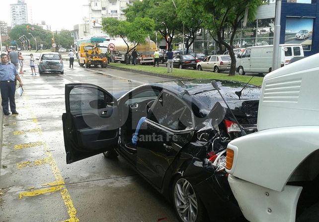 La carpeta asfáltica mojada por la lluvia