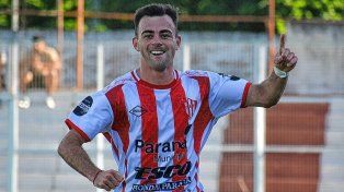 Atlético Paraná goleó y avanzó a la tercera fase del Regional Amateur