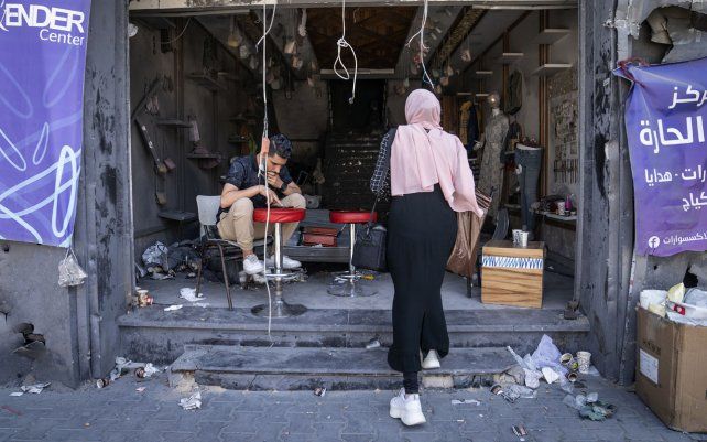 Concreto y escombros cubren un mostrador de un local comercial severamente dañado, después de que un edificio vecino fuera destruido en un ataque aéreo antes de un alto el fuego que detuvo una guerra de 11 días entre los gobernantes de Hamas de Gaza e Israel.