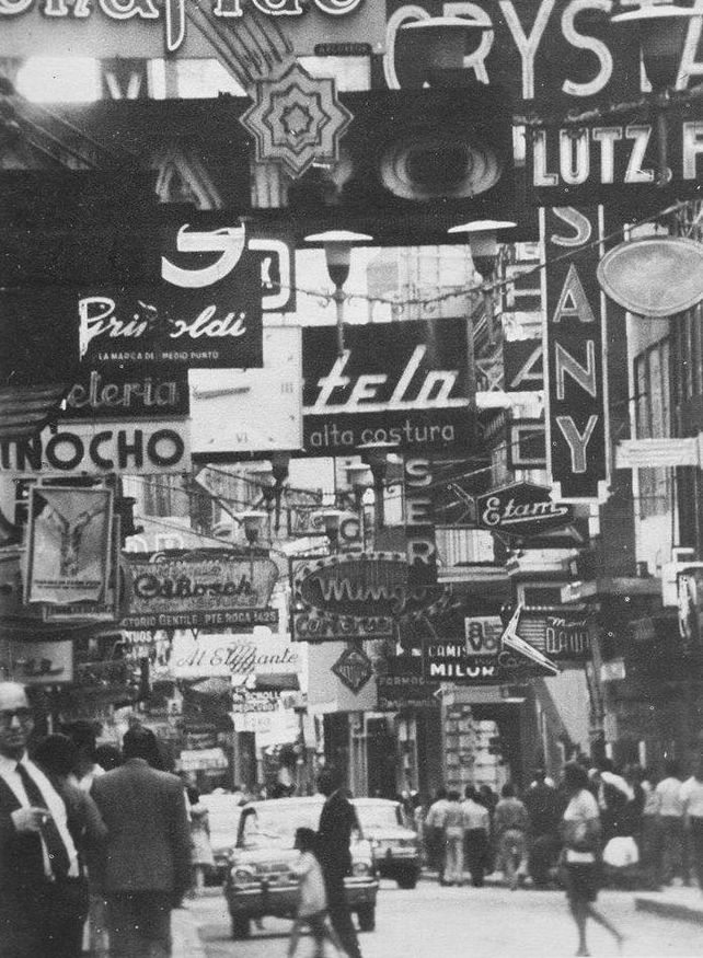 1972. El centro rosarino invadido por la cartelería.