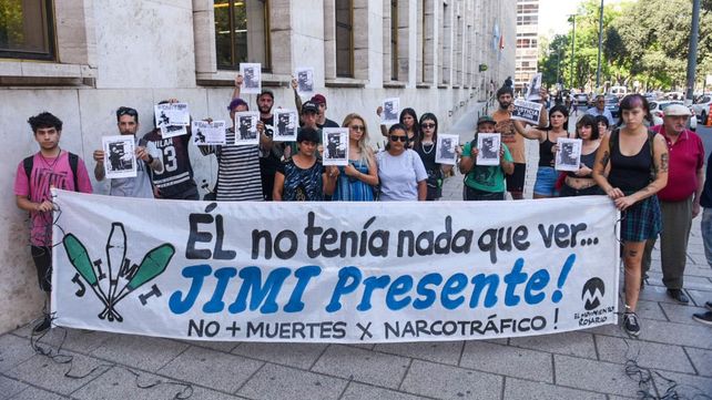 Familiares y amigos del músico y malabarista Jimi Altamirano reclamaron justicia a un mes del crimen del joven.&nbsp;