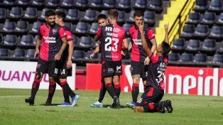 Esteban Fernández celebra de rodillas uno de sus dos goles ante Midland. El volante se ganó su lugar entre los titulares de Newells.