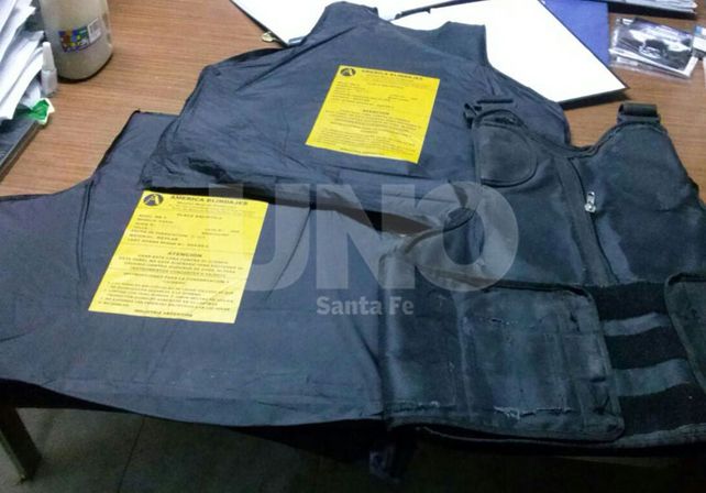 Robó un cargador con balas, un chaleco antibalas y una gorra de la policía