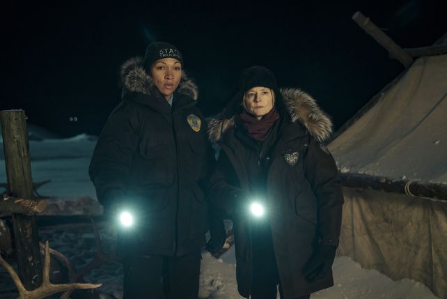 Jodie Foster y Kali Reis interpretan a dos policías que deberán resolver misteriosas muertes en un pueblo de Alaska.&nbsp; &nbsp;