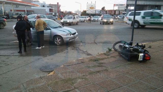 Un motociclista fue hospitalizado tras chocar contra un auto en Paraná