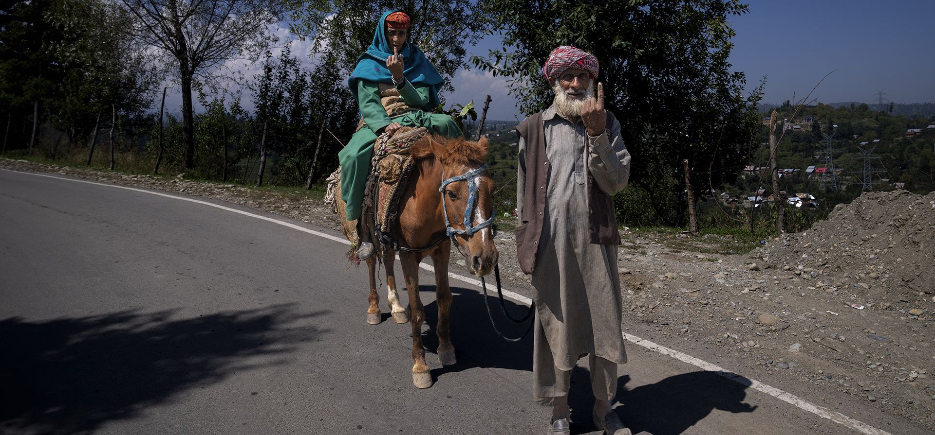 Ali Mohammad y su esposa Roshini, sentados a caballo, muestran la marca de tinta indeleble en su dedo índice después de emitir su voto en Pehlipora, al sur de Srinagar, en la Cachemira controlada por la India, el miércoles 18 de septiembre de 2024. (Foto AP/Dar Yasin) Ali Mohammad y su esposa Roshini, sentados a caballo, muestran la marca de tinta indeleble en su dedo índice después de emitir su voto en Pehlipora, al sur de Srinagar, en la Cachemira controlada por la India, el miércoles 18 de septiembre de 2024. (Foto AP/Dar Yasin)