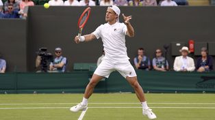 Diego Schwartzman devuelve ante el británico Broady. El británico lo venció tras tres horas y media de juego y lo eliminó.