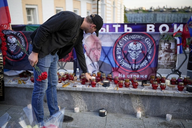 Un memorial espontáneo de homenaje a Prigozhin con el logo de Wagner en Moscú.