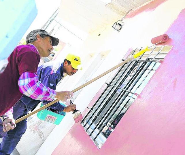 vecinos comprometidos. Tareas de pintura en las nuevas casas.