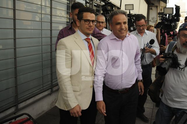 Se presentó. El Comisario Adrián Rodríguez (camisa rosa) junto con su abogado particular