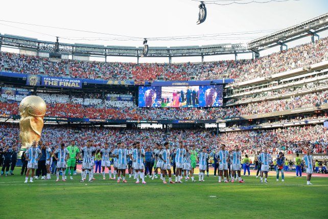 La foto final. Argentina lamenta la derrota con España de cara a los hinchas. La Scaloneta dio todo lo que tenía.