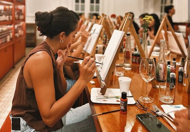 Vino y arte es una propuesta que marida muy bien en bares y vinotecas de Rosario.