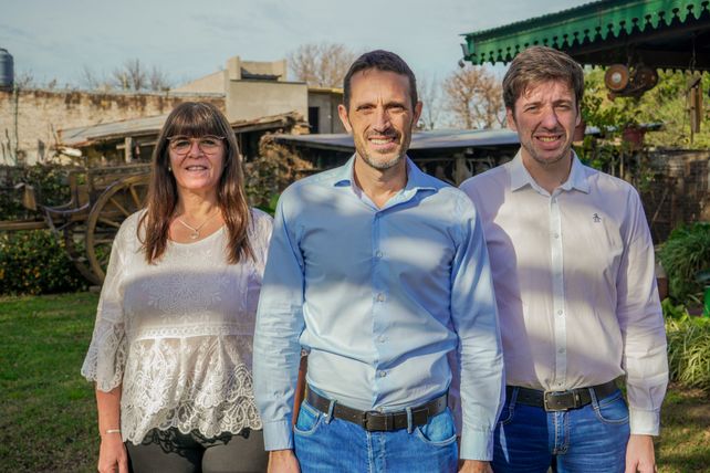 Conducción. Jorgelina Vega y Favio Schiaretti escoltan al intendente Pablo Corsalini.
