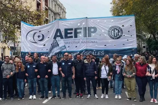 El sindicato que nuclea a los trabajadores de la Afip lanzó paros parciales. En Rosario hay 500 trabajadores en vilo.
