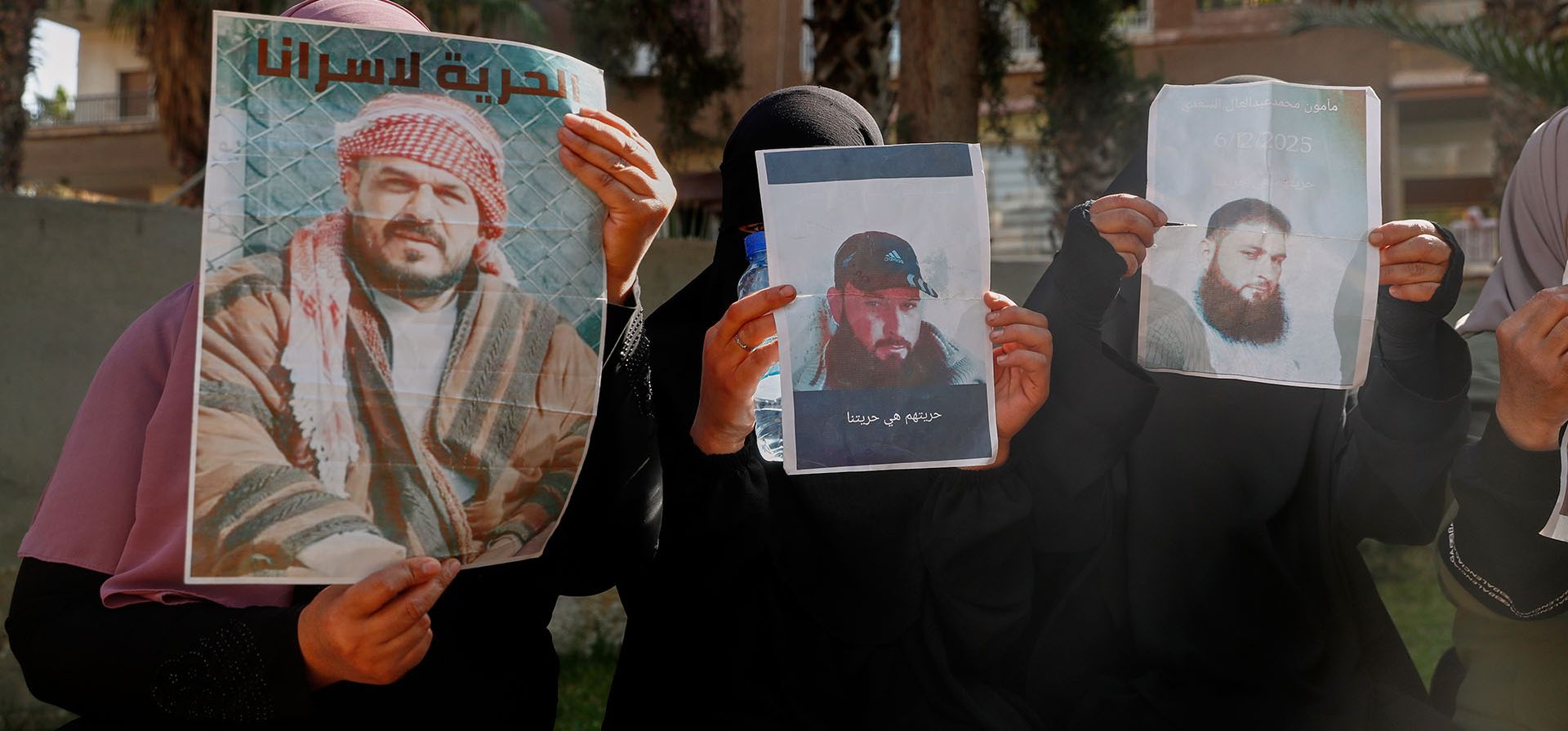 Familiares de sirios presuntamente detenidos por fuerzas israelíes en la provincia de Quneitra —adyacente a los Altos del Golán, bajo ocupación israelí— participan en una protesta frente a un edificio de las Naciones Unidas en Damasco, Siria, el viernes 23 de octubre de 2026, para exigir su liberación y denunciar las incursiones israelíes en territorio sirio. Familiares de sirios presuntamente detenidos por fuerzas israelíes en la provincia de Quneitra —adyacente a los Altos del Golán, bajo ocupación israelí— participan en una protesta frente a un edificio de las Naciones Unidas en Damasco, Siria, el viernes 23 de octubre de 2026, para exigir su liberación y denunciar las incursiones israelíes en territorio sirio.