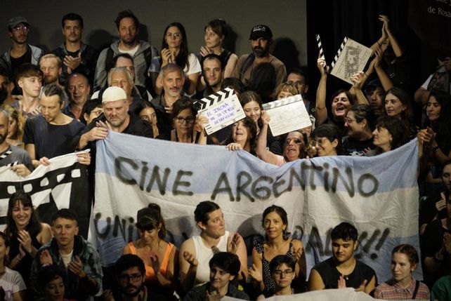 La Comunidad Audiovisual Rosarina se reunió para protestar contra los recortes al sector audiovisual.&nbsp;