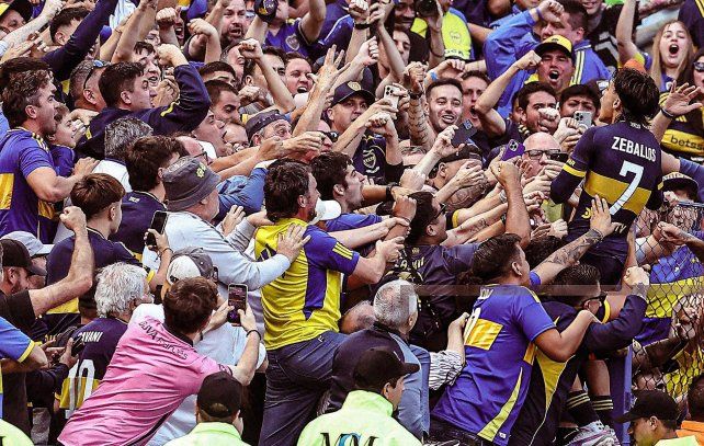 El festejo de Zeballos con la gente de Boca.
