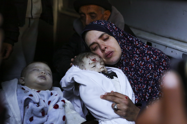 Una mujer palestina llora sobre los cuerpos de sus dos hijos muertos en Rafah durante un bombardeo israelí.