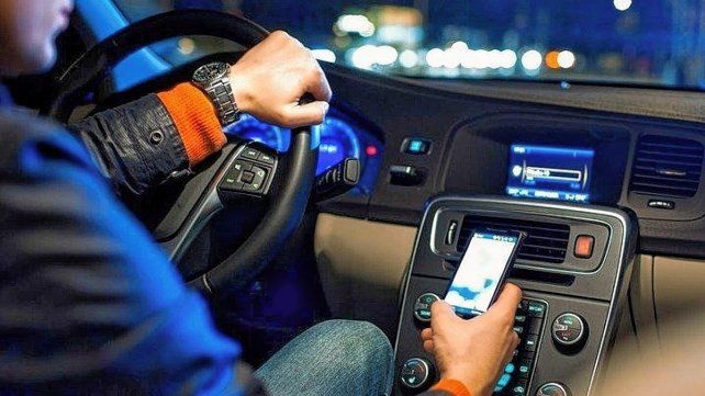 El celular al volante, una práctica prohibida y peligrosa