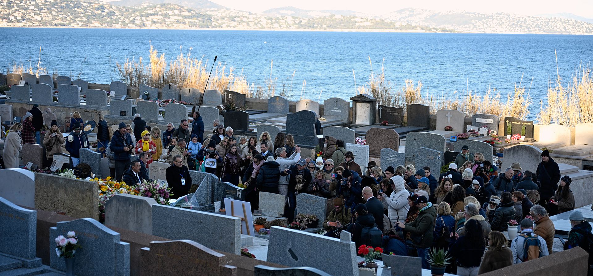 Personas rinden homenaje a la actriz Brigitte Bardot en su tumba, el miércoles 7 de enero de 2026, en el cementerio de Saint-Tropez, en el sur de Francia. (Foto AP/Philippe Magoni) Personas rinden homenaje a la actriz Brigitte Bardot en su tumba, el miércoles 7 de enero de 2026, en el cementerio de Saint-Tropez, en el sur de Francia. (Foto AP/Philippe Magoni)