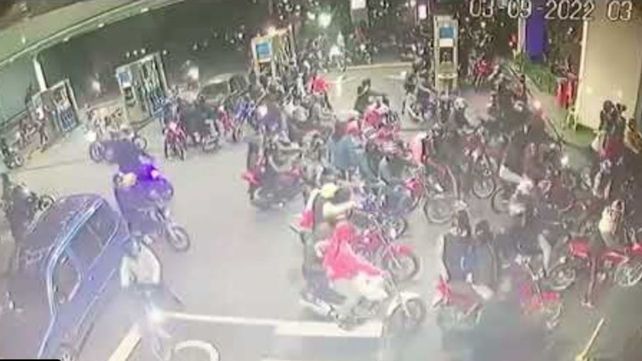 Más de 50 motociclistas coparon el playón de una estación de servicio en Bernal y robaron nafta y bidones de lubricantes en un ataque tipo “piraña” que quedó grabado por las cámaras de seguridad del lugar.