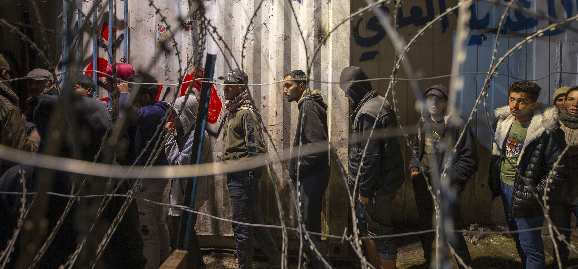Palestinos esperan en fila en un centro de distribución del Programa Mundial de Alimentos (PMA) en el campo de refugiados de Jabalya, en la ciudad de Gaza, el jueves 6 de febrero de 2025. (Foto AP/Jehad Alshrafi) Palestinos esperan en fila en un centro de distribución del Programa Mundial de Alimentos (PMA) en el campo de refugiados de Jabalya, en la ciudad de Gaza, el jueves 6 de febrero de 2025. (Foto AP/Jehad Alshrafi)