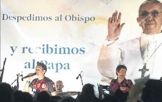 El cantante sorprendió a la multitud en la Plaza de Mayo.