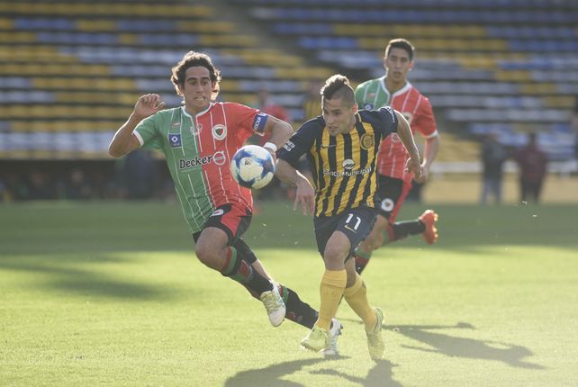 Un visitante con pasado canalla. Paulo Killer marca bien de cerca a Diego Becker.