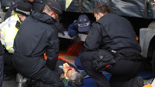 Manifestantes en Londres piden acciones urgentes para contrarrestar el calentamiento global