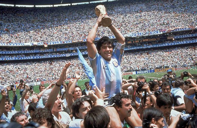 El instante eterno. Diego recorre el estadio Azteca con la Copa del Mundo tras derrotar a Alemania 3 a 2 en la final.&nbsp;